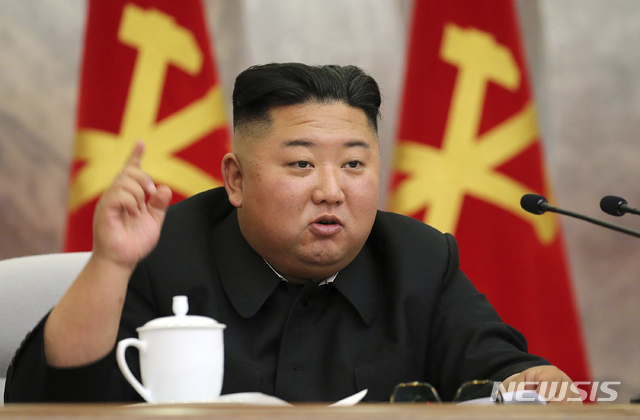 북한 조선중앙통신이 지난달 24일 공개한 촬영 날짜 미상의 사진에 김정은 북한 국무위원장이 북한 노동당 제7기 제4차 중앙군사위원회 확대 회의에 참석해 발언하고 있다. (사진=뉴시스)