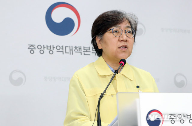 정은경 중앙방역대책본부장(질병관리본부장)이 지난12일 오후 충북 청주 질병관리본부에서 신종 코로나바이러스 감염증(코로나19) 국내 발생 현황에 대해 브리핑하고 있다..(사진/뉴시스)