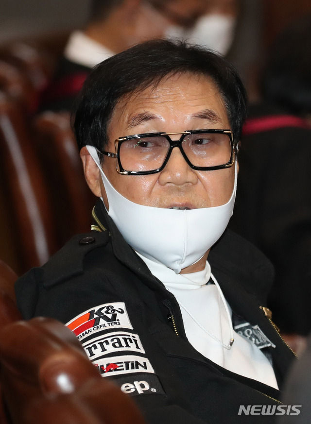 '그림 대작(代作)' 사건에 대한 상고심 공개변론이 열린 지난달 28일 오후 서울 서초구 대법원 대법정에서 가수 조영남씨가 앉아 있다. (사진/뉴시스)