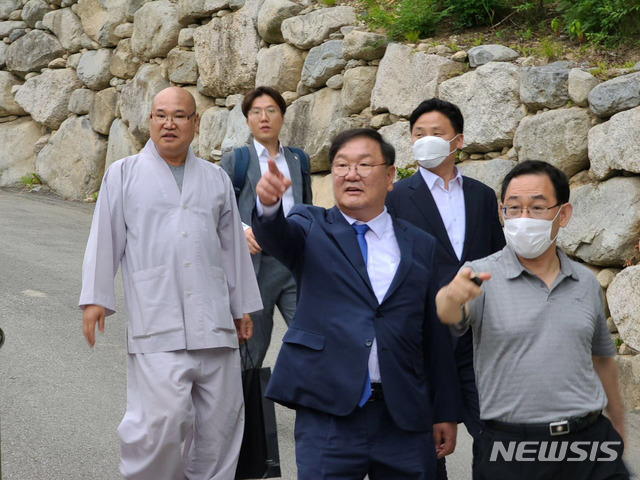 김태년 더불어민주당 원내대표가 23일 강원 고성군 화암사에서 주호영 미래통합당 원내대표와 회동, '사찰담판'을 시도했지만 무산됐다. (사진=더불어민주당 제공/뉴시스)