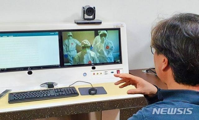 원격화상시스템을 사용해 생활치료센터 환자를 의료진이 진료하는 모습. (사진=중앙사고수습본부 제공)