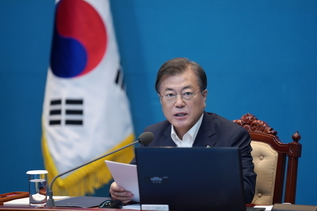 문재인 대통령이 26일 경기 안산시의 한 유치원에서 집단 식중독 환자가 발생한 데 대해 "원인을 면밀히 조사해서 환자 치료를 포함한 관련 조치를 철저히 이행하라"고 관계 부처에 지시했다.(사진=청와대 제공)