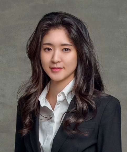 아모레 서민정·보광 홍정환 약혼. 서경배 아모레퍼시픽 회장의 장녀 서민정(사진)씨와 홍석준 보광창업투자 회장의 장남 홍정환씨가 27일 서울 신라호텔 영빈관에서 약혼 했다. 사진=아모레퍼시픽 제공
