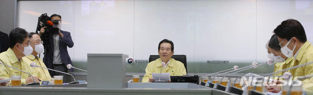 정세균 국무총리가 지난 26일 오전 서울 종로구 정부서울청사에서 열린 코로나19 중앙재난안전대책본부(중대본) 회의에 참석해 발언하고 있다. (사진/뉴시스)