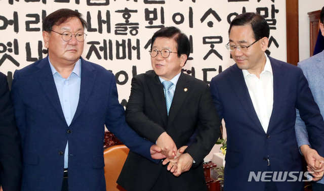 박병석 국회의장과 여야 원내대표가 28일 오후 서울 여의도 국회 의장실에서 원 구성관련 회동을 앞두고 기념촬영을 하고 있다. 주호영(오른쪽 부터) 미래통합당 원내대표, 박 의장, 김태년 더불어민주당 원내대표 .(사진/뉴시스)