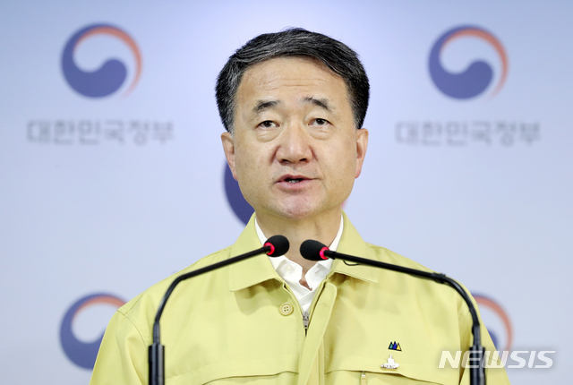 박능후 중앙재난안전대책본부 1차장 겸 복지부 장관은 지난 28일 브리핑에서 "소규모 모임은 공권력이 개입할 수 있는 데 한계가 있다"며 "스스로가 방역주체라는 확실한 의식을 가지고 방역수칙을 지켜주시는 것이 가장 중요하다"고 당부했다..(사진/뉴시스)