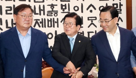 박병석 국회의장과 여야 원내대표가 28일 서울 여의도 국회 의장실에서 원 구성 관련 회동을 앞두고 기념촬영을 하고 있다. 오른쪽부터 주호영 미래통합당 원내대표, 박 의장, 김태년 더불어민주당 원내대표. (사진=뉴시스)