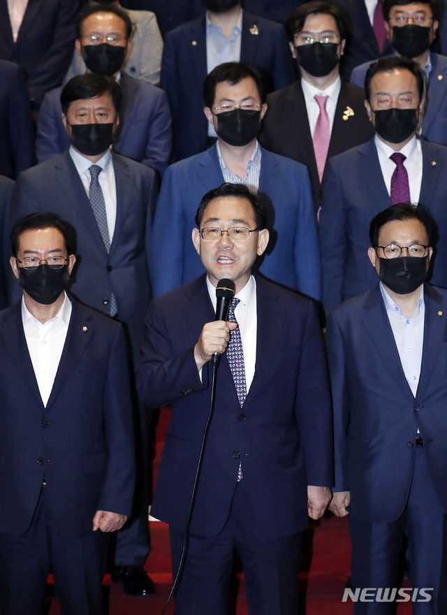 주호영 미래통합당 원내대표가 29일 서울 여의도 국회 로텐더홀에서 당 의원들과 더불어민주당 규탄 발언을 하고 있다.(사진/뉴시스)