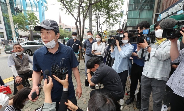 박상학 대표가 30일 오전 9시 30분께 경찰 소환 조사를 받고 있다. 사진은 박상학 자유북한연합 대표가 26일 동생 박정오씨가 대표로 있는 서울 일원동 사단법인 큰샘 앞에서 경찰 압수수색에 항의하는 기자회견 모습. (사진=뉴시스)