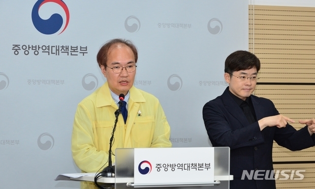 권준욱 질병관리본부 중앙방역대책본부 부본부장이지난 18일 오후 2시10분 충북 오송 질병관리본부에서 열린 신종 코로나 바이러스 감염증(코로나19) 정례브리핑에서 발언하고 있는 모습.(사진/뉴시스)