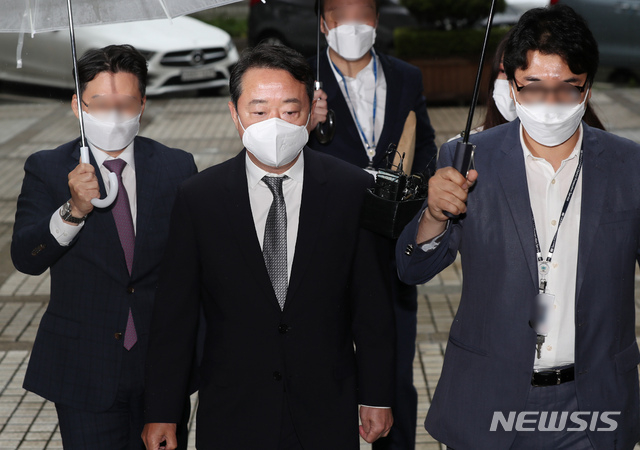 골관절염 유전자 치료제 '인보사케이주'(인보사)의 허가를 받기 위해 성분을 속인 과정에 관여한 혐의를 받고 있는 이웅열(64) 전 코오롱그룹 회장이 지난달 30일 영장실질심사를 받기 위해 서울중앙지방법원으로 들어서고 있다. (사진/뉴시스)