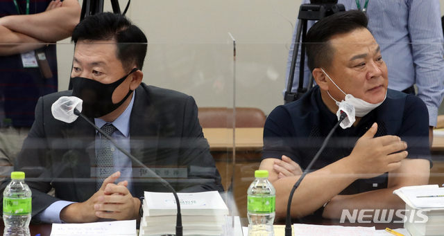 지난달 29일 오후 정부세종청사에서 열린 최저임금위원회 3차 전원회의에서 류기정 사용자 위원과 이동호(한국노총) 근로자 위원의 시선이 엇갈리고 있다.(사진/뉴시스)