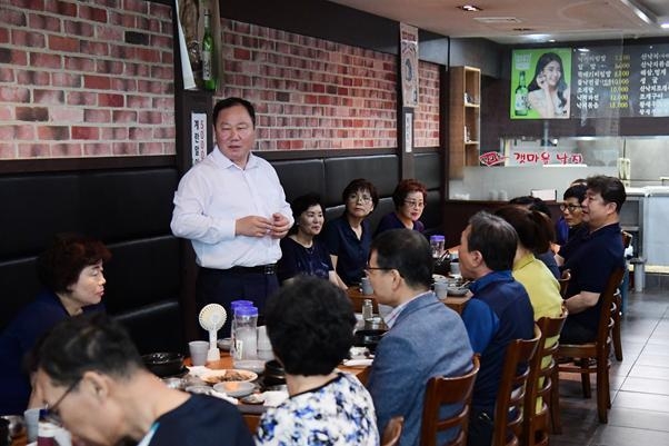 김인호 서울시의회 의장은 임기 시작일인 1일 의장으로서 첫 행보로 서울시의회 소속 시설청소원들의 노고를 격려하고 현장의 목소리를 듣기 위해 조찬을 함께 했다.