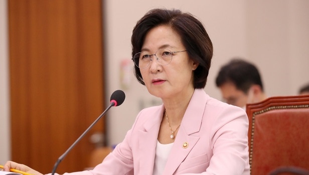 추미애 법무장관이 1일 오후 서울 여의도 국회에서 열린 법사위 전체회의에서 질의에 답하고 있다. 사진=뉴시스