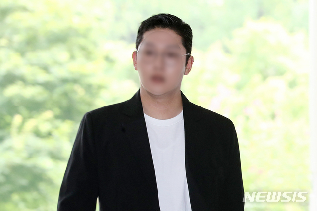 걸그룹 '카라' 출신 구하라씨를 폭행하고 불법 촬영한 혐의로 재판에 넘겨진 전 남자친구 최종범씨가 지난해 7월18일 오후 서울 서초구 서울중앙지방법원에서 열린 2차 공판에 출석하기 위해 법정으로 들어서고 있다. (사진/뉴시스)