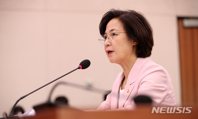 추미애 법무부장관이 1일 오후 서울 여의도 국회에서 열린 법사위 전체회의에서 의원 질의에 답변하고 있다. (사진/뉴시스)