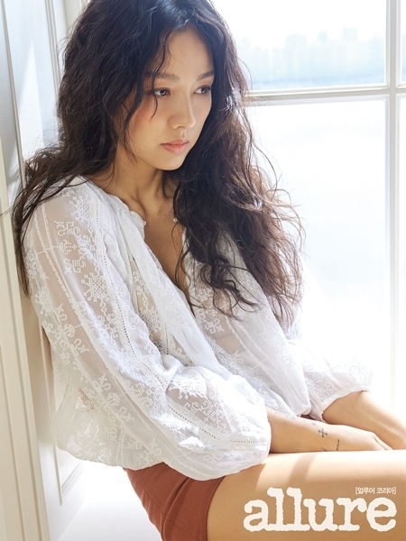 이효리 사과 했다. 코로나19 시국에 노래방에 방문한 사실이 공개돼 논란이 일었다. 사진=얼루어 코리아 제공