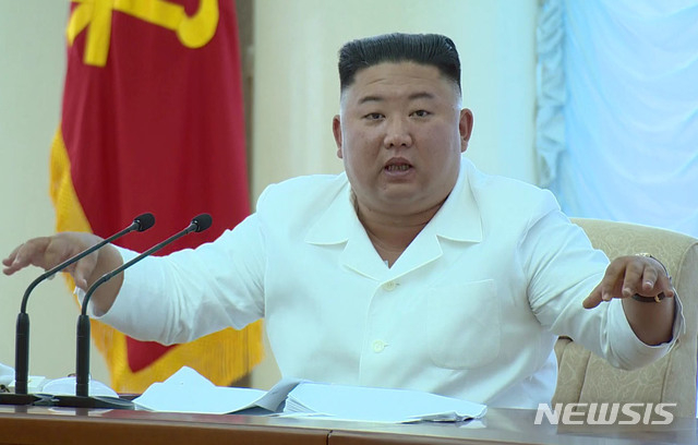 김정은 북한 국무위원장이 지난 7일 평양에서 북한 노동당 중앙위원회 제7기 제13차 정치국 회의를 주재했다고 8일 조선중앙TV가 보도하고 있다. (사진=조선중앙TV 캡처)