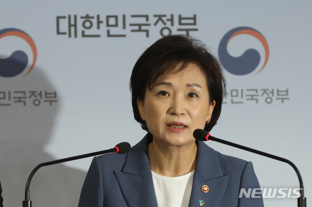 지난달17일 고강도부동산대책을 발표하는 김현미장관.(사진/뉴시스)