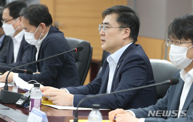 손병두 금융위원회 부위원장이 2일 서울 종로구 정부서울청사에서 열린 금융소비자 피해 분야 전면점검 합동간담회에 참석해 발언하고 있다. (사진/뉴시스)