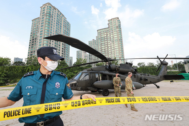 2일 오후 서울 용산구 이촌한강공원에 미군 블랙호크 헬기(UH60)가 엔진결함(추정)으로 불시착해 있다.