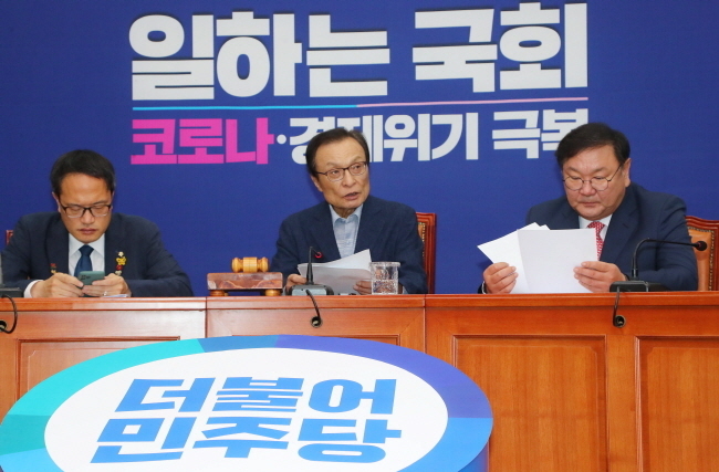 이해찬 더불어민주당 대표가 3일 서울 여의도 국회에서 열린 더불어민주당 최고위원회의에 참석해 현안관련 발언을 하고 있다.(사진=뉴시스 제공)