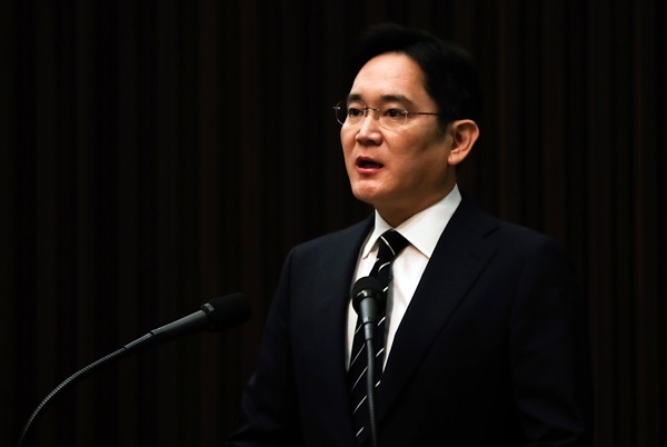 이재용 삼성전자 부회장 불기소 권고에 대해 논란이 이는 와중에 정치권 일각에서는 '검찰이 수사심의위 결정 수용을 해야 한다'는 의견을 내놨다. 