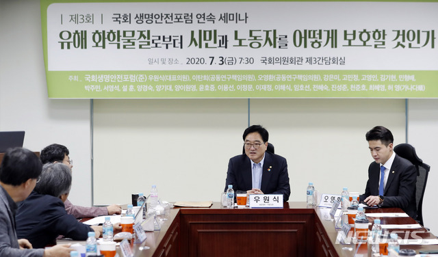 3일 서울 여의도 국회의원회관에서 열린 국회 생명안전포럼 연속 세미나에서 국회의원들이 참석자들과 대화하고 있다.(사진/뉴시스)