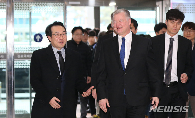 스티븐 비건 미 국무부 대북특별대표가 방한 일정을 마친 2019년 12월 17일 오후 서울 강서구 김포국제공항을 통해 일본으로 향하고 있다. 왼쪽은 이도훈 외교부 한반도 평화교섭본부장.(사진=뉴시스 제공)