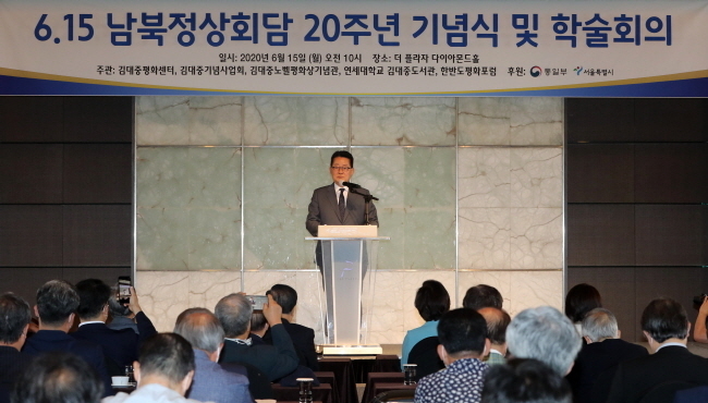 김대중 전 대통령의 비서실장 출신인 박지원 전 민생당 의원이 대북 정보 등 국가안보 관련 정보를 수집하고 관련 범죄를 수사하는 국가정보원장으로 내정됨에 따라 얼어붙은 남북관계를 개선시킬 수 있을지 주목된다.