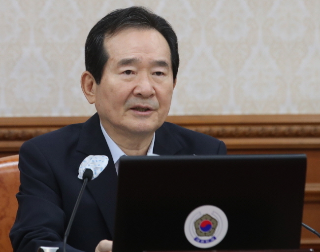 세균 국무총리가 4일 오전 서울 종로구 정부서울청사에서 열린 임시 국무회의에 참석해 국무위원들과 국민의례를 하고 있다. (사진=뉴시스 제공)