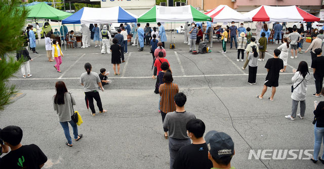 3일 오후 광주 북구 일곡중앙교회 주차장에 마련된 선별진료소에서 보건당국이 예배 참석자들을 대상으로 검체를 채취하고 있다.(사진/뉴시스)