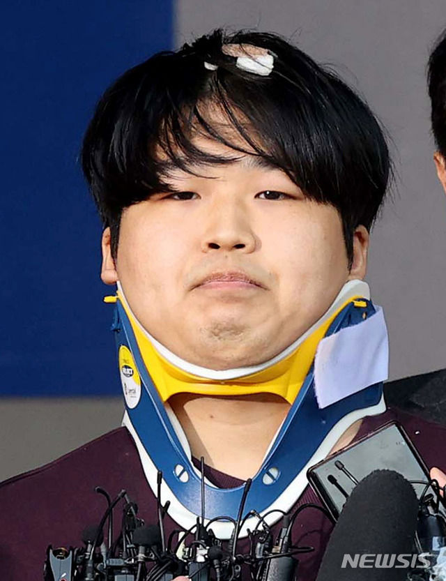 메신저 텔레그램 ‘박사방'을 운영하며 미성년자를 포함한 여성들의 성 착취물을 제작, 유포한 혐의를 받는 조주빈이 지난 3월25일 서울 종로구 종로경찰서에서 검찰로 송치되고 있다. (사진/뉴시스)