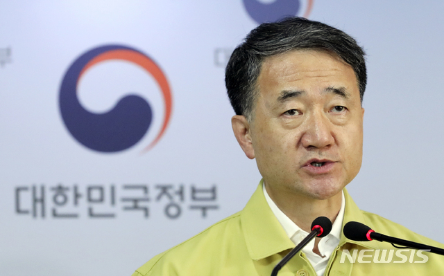 박능후 중앙재난안전대책본부 1차장이 지난달 28일 종로구 정부서울청사에서 코로나19 대응 정례브리핑을 하고 있다. (사진/뉴시스)