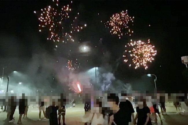 4일 오후 부산 해운대해수욕장 일대에서 외국인 수십 명이 폭죽을 쏘며 난동을 부려 경찰이 출동하는 소동이 벌어졌다. (사진=독자/뉴시스 제공).