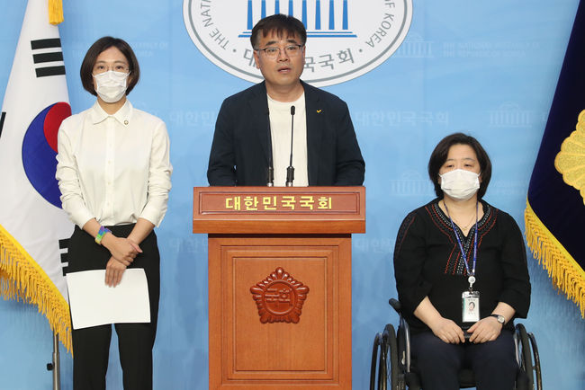 정의당 장혜영 의원(왼쪽부터), 김종민 부대표, 배복주 여성본부장이 6일 서울 여의도 국회 소통관에서 정의당 차별금지법제정운동본부 발족 및 사업계획 브리핑을 하고 있다. (사진제공=뉴시스)