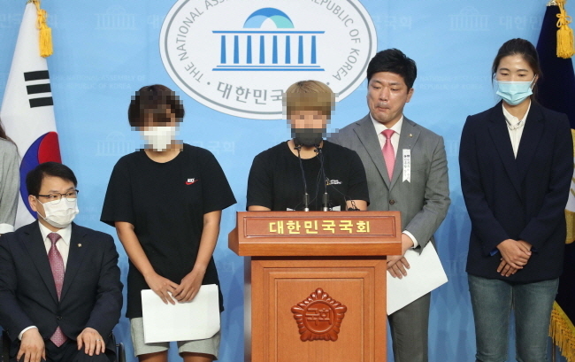 고(故) 최숙현 선수 사건 관련 추가 피해자들이 6일 미래통합당 이용의원의 주선으로 서울 여의도 국회 소통관에서 팀 내 가혹행위로 극단적 선택을 한 고 최숙현 선수 관련 기자회견을 하고 있다. (사진/뉴시스)