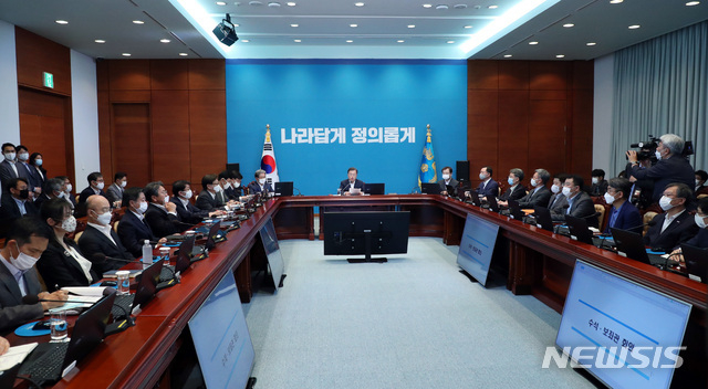 문재인 대통령이 6일 오후 청와대에서 열린 수석 보좌관 회의에 참석해 발언하고 있다. (사진/뉴시스)
