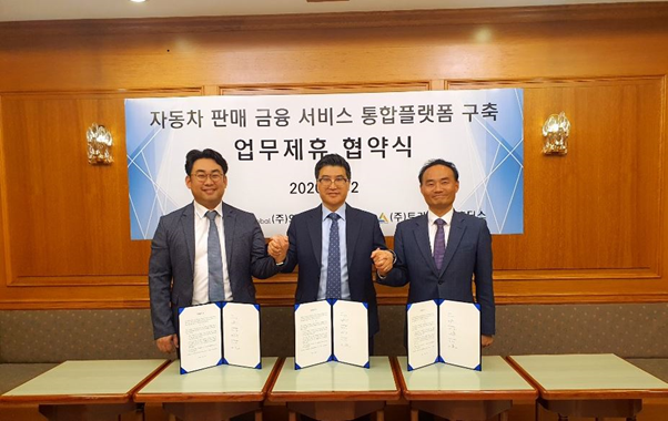 리렌 이태상대표, 와이엔케이 박용남대표, 트라이월드 김태우대표가 모빌리티 토탈서비스 리렌오토 협약서 작성 후 포즈를 취하고 있다.(사진제공=트라이월드)