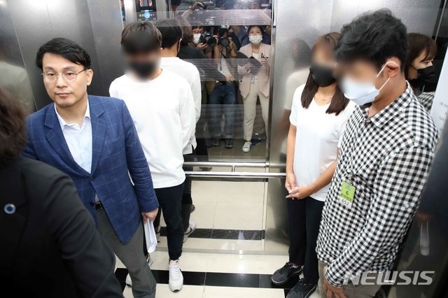 가해자로 지목된 경주시청 트라이애슬론 감독 김 모씨(오른쪽부터)와 선수들이 6일 오전 서울 여의도 국회에서 열린 故 최숙현 선수 사망 사건과 관련해 열린 문화체육관광위원회 참석을 마친 후 이동하고 있다.(사진/뉴시스)