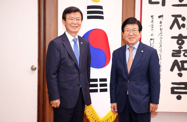 박병석 국회의장이 7일 오후 서울 여의도 국회 의장실에서 문성혁 해양수산부 장관과 접견하고 있다. (사진제공=뉴시스)