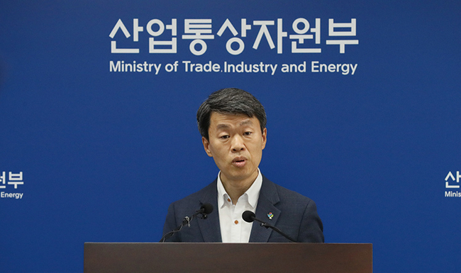 나승식 산업통상자원부 무역투자실장이 6월 2일 오후 정부세종청사에서 그동안 잠정 정지했던 일본의 수출규제 조치에 대한 세계무역기구(WTO) 분쟁해결 절차를 재개한다고 밝히고 있다.