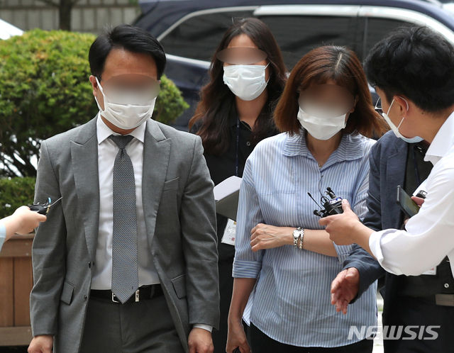 옵티머스자산운용 펀드 환매 중단 관련 펀드 사기 혐의를 받는 H법무법인 소속 윤모(왼쪽 두번째) 변호사와 송모(오른쪽 두번째) 펀드 운용이사가 구속 전 피의자심문(구속영장 실질심사)에 출석하기 위해 7일 서울 서초구 서울중앙지방법원으로 향하고 있다.(사진/뉴시스)