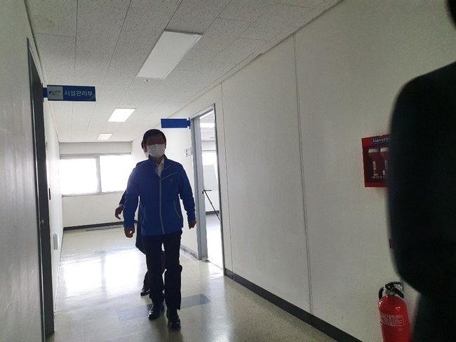 1일 오후 문성혁 해양수산부장관이 노량진 수산시장 별도의 룸에서 수협으로부터 브리핑을 받은 후 나오고 있다.