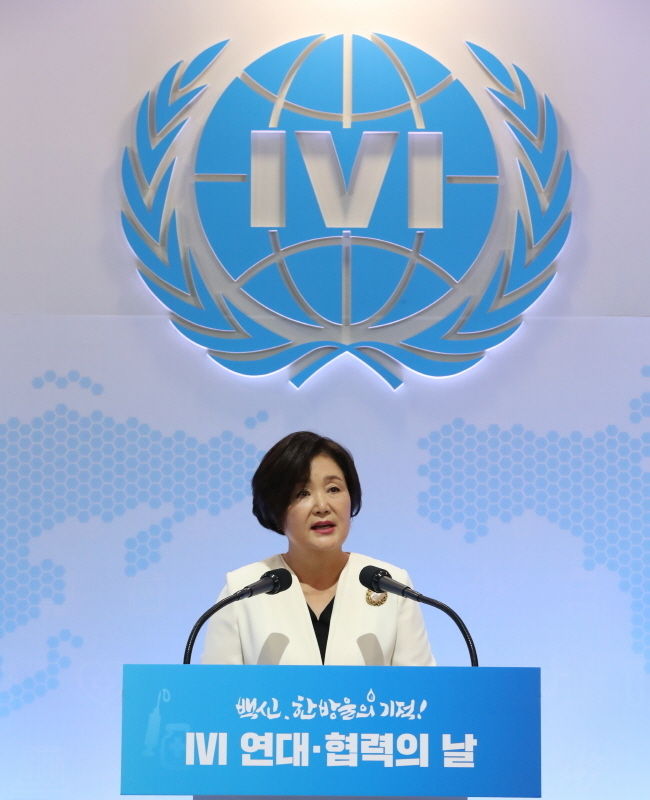 김정숙 여사가 8일 오전 서울 관악구 국제백신연구소(IVI)에서 열린 'IVI 연대·협력의 날 - 백신, 한 방울의 기적' 행사에 참석해 회원국들과의 연대와 협력을 당부하고 있다. 
