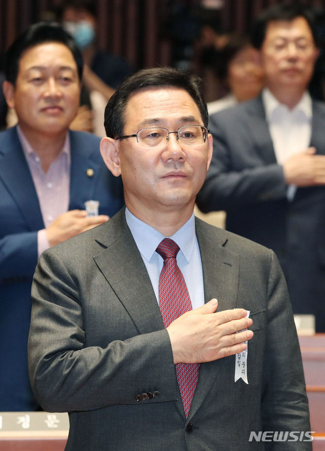 주호영 미래통합당 원내대표가 8일 서울 여의도 국회에서 열린 의원총회에서 국민의례를 하고 있다. (사진/뉴시스)