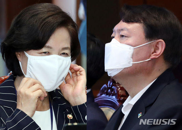 추미애 법무부장관과 윤석열 검찰총장이 지난달 22일 청와대 여민관에서 열린 제6차 공정사회 반부패정책협의회에 참석해 앉아 있다. (사진/뉴시스)