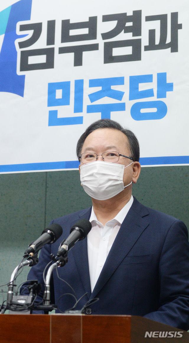 김부겸 전 더불어민주당 의원이 8일 전북 전주시 전북도의회 브리핑룸을 방문해 더불어민주당 당 대표 출마 관련 기자간담회를 열고 질의에 답변하고 있다. (사진/뉴시스)