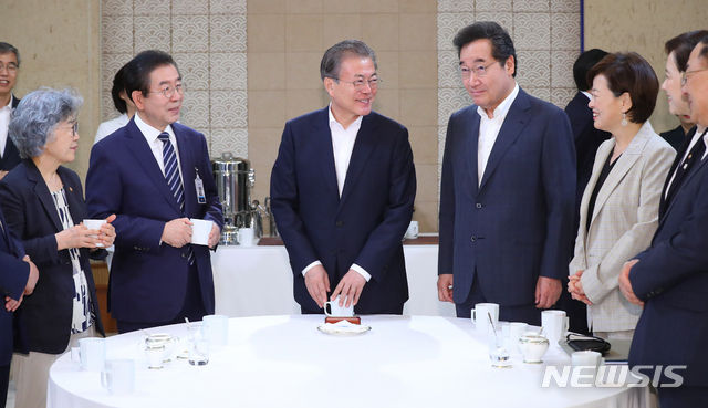 문재인 대통령이 2일 청와대 본관에서 열린 국무회의에 앞서 국무위원들과 차담하고 있다. 왼쪽부터 박은정 국민권익위원장, 박원순 서울시장, 문 대통령, 이낙연 국무총리.(사진/뉴시스)
