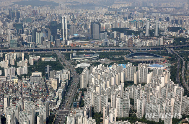 지난 9일 오전 서울 송파구 롯데월드타워에서 바라본 종합운동장 부지와 인근 아파트.(사진/뉴시스)